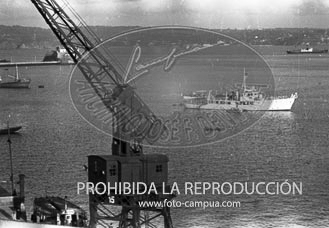 Franco y Dª Carmen llegan al Club Náutico de San Sebastián.