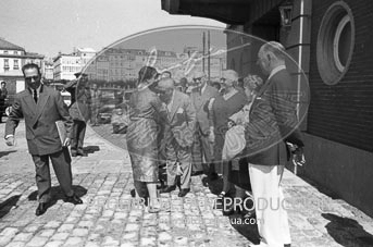 Franco y Dª Carmen llegan al Club Náutico de San Sebastián.
