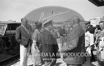 Franco y Dª Carmen llegan al Club Náutico de San Sebastián.