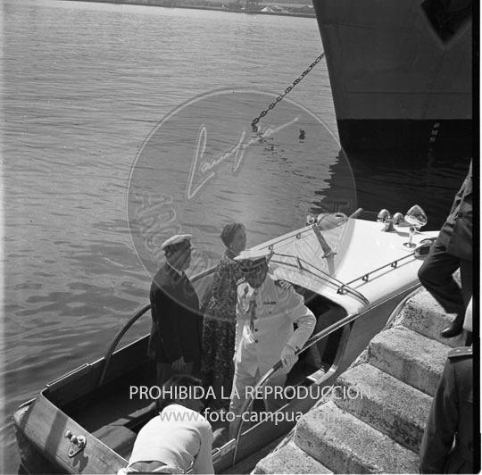 Franco y Dª Carmen llegan al Club Náutico de La Coruña