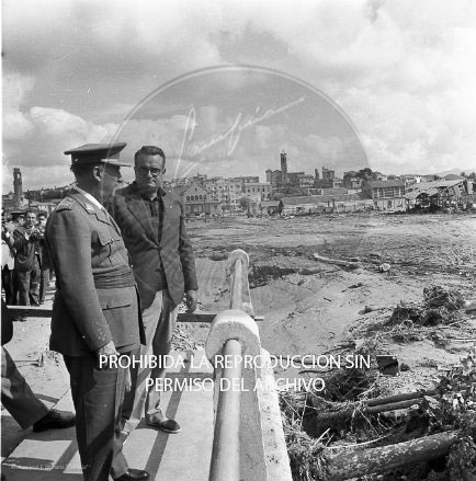 Franco visita las zonas inundadas de Barcelona