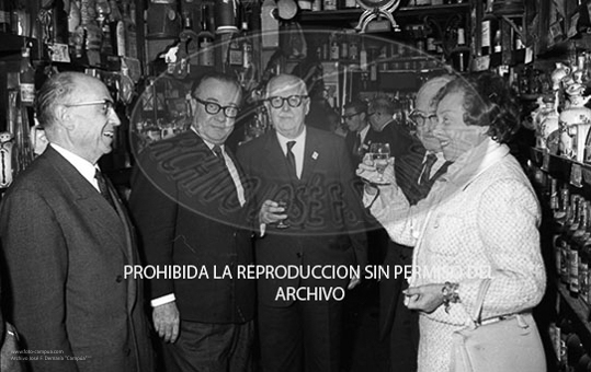 Los Premios Nobel visitan el Museo Chicote