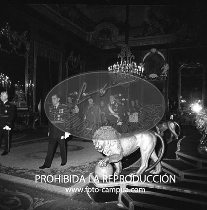 Imposición de la bierreta cardenalicia al D. Angel Herrera Oria