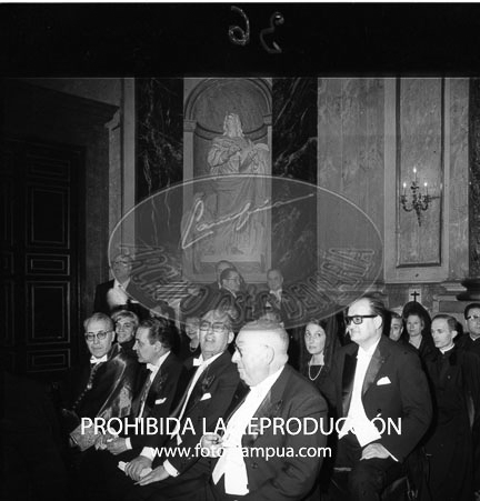 Imposición de la bierreta cardenalicia al D. Angel Herrera Oria