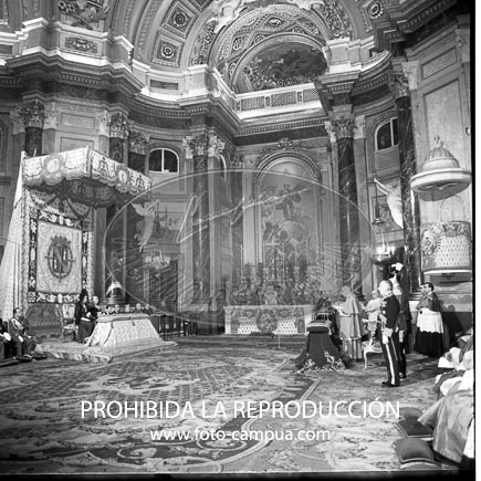 Imposición de la bierreta cardenalicia al D. Angel Herrera Oria