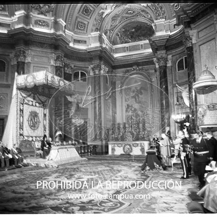 Imposición de la bierreta cardenalicia al D. Angel Herrera Oria