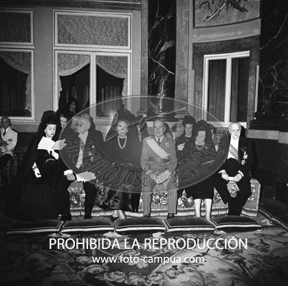 Imposición de la bierreta cardenalicia al D. Angel Herrera Oria