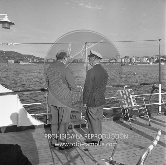 Franco entrega la bandera a la trainera de Lasarte