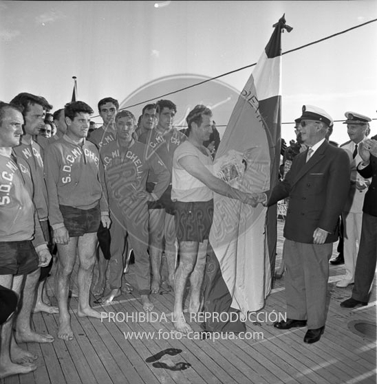 Franco entrega la bandera a la trainera de Lasarte