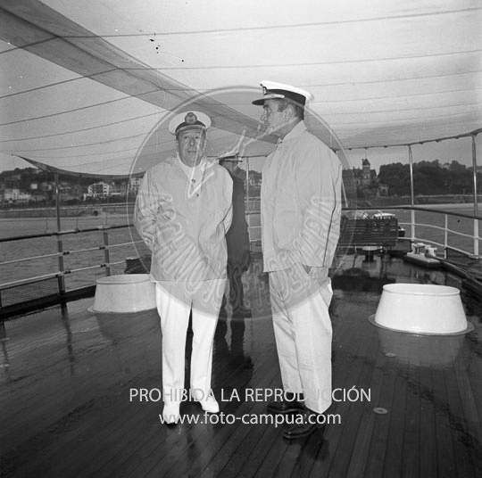 Franco entrega la bandera a la trainera de Lasarte