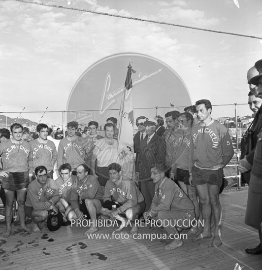 Franco entrega la bandera a la trainera de Lasarte